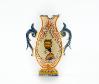 un vase sur lequel figure la photo d'une femme