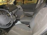 l'intérieur d'une voiture avec un volant et un tableau de bord