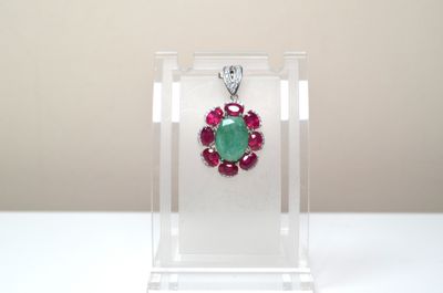 Un pendentif serti d'une importante émeraude facettée ovale …