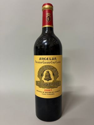 l'image d'une bouteille de vin posée sur une table