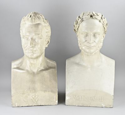 une paire de bustes en marbre blanc représentant deux hommes, l'un coiffé d'une couronne et l'autre