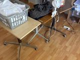 une petite table sur laquelle est posé un panier, dans une pièce