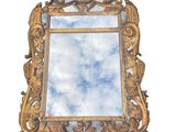 un miroir accroché au mur