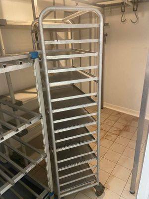 une photo d'une cuisine avec une étagère remplie de plateaux