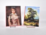 deux livres exposés sur une surface blanche, dont l'un représente une femme et l'autre une femme