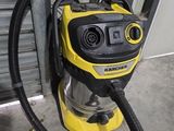 un aspirateur jaune et noir posé par terre