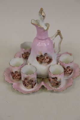 un service à thé rose et blanc, avec tasses et soucoupes