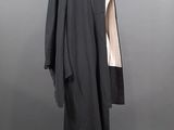 une photo d'une robe noire sur un mannequin