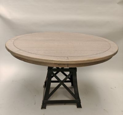 une table ronde en bois avec un piètement en métal et un plateau en bois