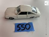 une petite voiture posée sur une feuille de papier