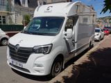 une camionnette blanche garée sur le côté de la rue