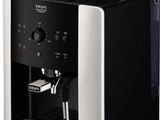 gros plan d'une machine à café sur fond blanc