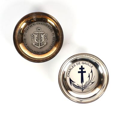 deux objets en pewter ornés d'une croix et d'une autre croix sur le devant