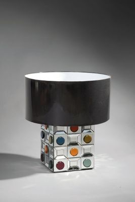 un vase en verre orné d'un abat-jour noir