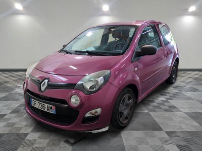 une photo d'une voiture rose garée dans un garage