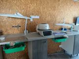 une photo d'une chambre d'hôpital avec un bureau et un ordinateur