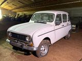 un camion blanc garé dans un garage avec d'autres voitures