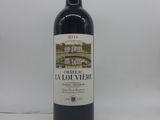 une image représentant une bouteille de vin rouge posée sur une table