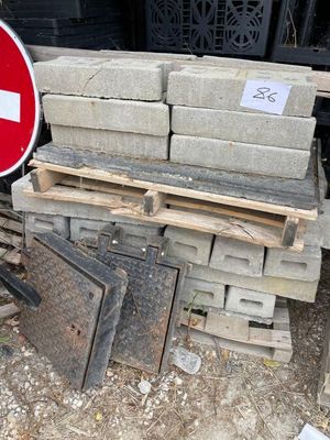de nombreux parpaings et un panneau « Stop » devant un immeuble