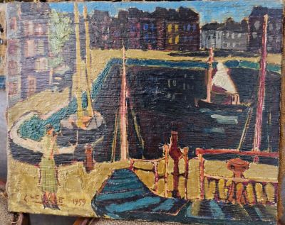 un tableau représentant un bateau dans un port, posé sur un chevalet