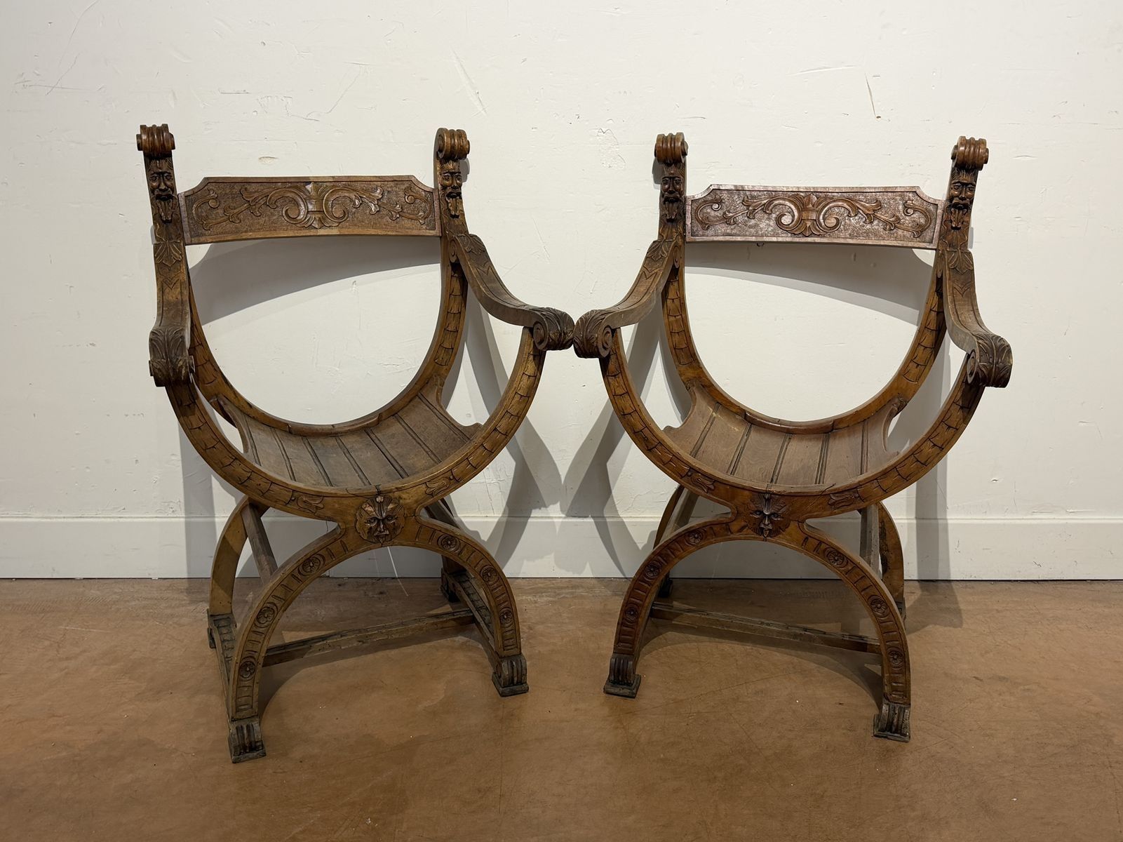 PAIRE de fauteils Dagobert. en bois sculpté.