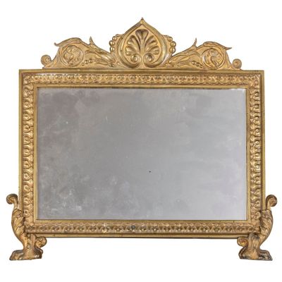 une image d'un miroir encadré d'or sur un fond blanc