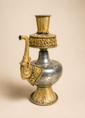 un vase en argent et en or orné d'un éléphant