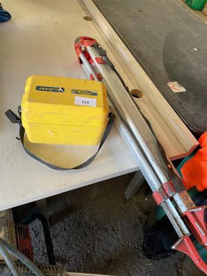 une table avec des outils dans une pièce