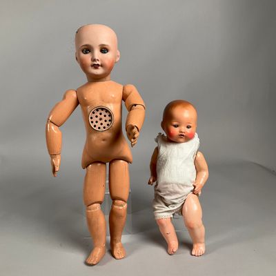 deux poupées qui se tiennent l'une à côté de l'autre