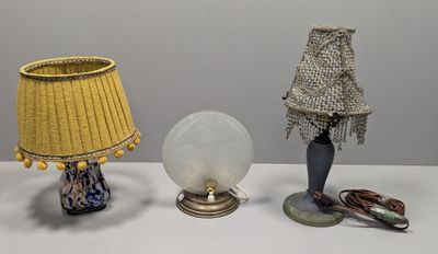 trois lampes posées sur une table blanche