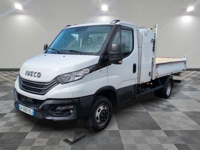 la photo d'un camion blanc garé dans une pièce