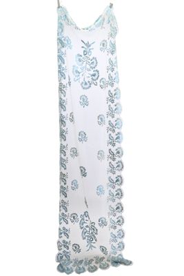 La robe à fleurs blanche et bleue est suspendue à un portant.