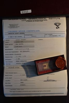 un document sur lequel figurent l'image d'une médaille et d'une pièce de monnaie