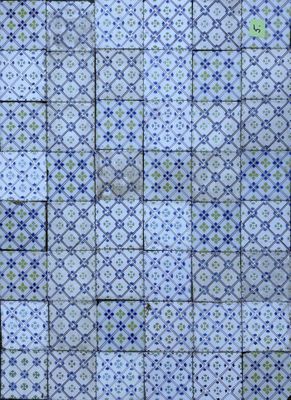 carreau bleu et blanc orné d'un motif de petits carrés