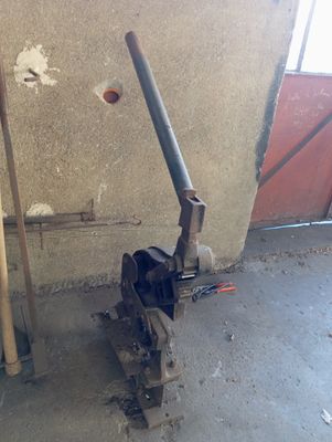 un gros tuyau fixé à un poteau