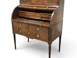 un vieux bureau en bois avec des tiroirs et des tiroirs sur le dessus