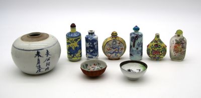 de nombreux types de vases et de bols sur la table