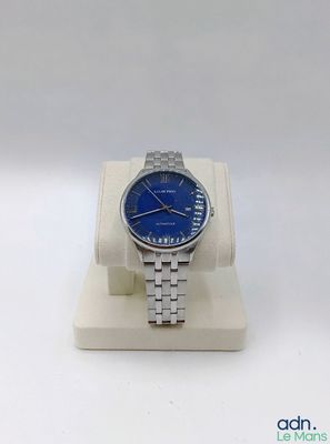 une image représentant une montre posée sur un présentoir, sur fond blanc