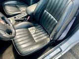 un siège en cuir noir à l'arrière d'une voiture