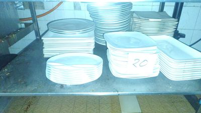 a lot of plates that are sitting on a shelf
