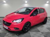 une Opel rouge garée dans un garage au sol carrelé