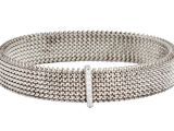 gros plan d'un bracelet sur fond blanc