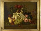 tableau représentant une nature morte composée de fleurs et de fruits, dans un cadre doré