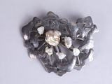 a picture of a brooch with pearls on it
