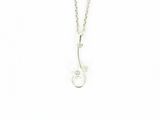 gros plan d'un collier sur fond blanc