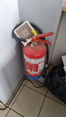 Extincteur de 6 litres à eau pulvérisée et 1 de 2 kg à poudr…