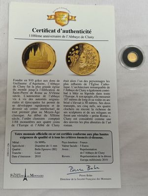 un gros plan sur une feuille de papier sur laquelle figure un certificat