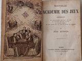 un vieux livre sur lequel figure la photo d'un groupe de personnes assises à une table