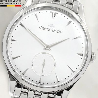 une montre en argent avec un cadran blanc et un bracelet en argent