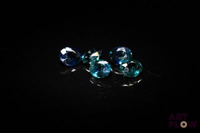 de très jolis diamants bleus sur un fond noir